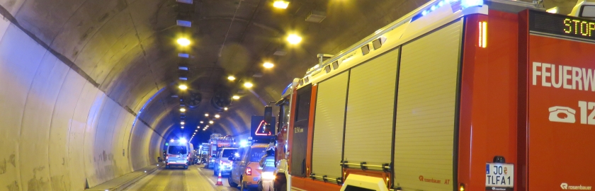 Auffahrunfall mit vier Fahrzeugen im Helbersbergtunnel