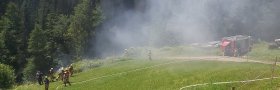 Flurbrand in unwegsamen Gelände und Traktorabsturz: Drei Feuerwehren im Einsatz
