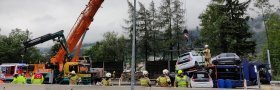Mehrstündige Bergeaktion nach schwerem Lkw-Unfall im Baustellenbreich auf A10: Über 900 Liter Diesel umgepumpt