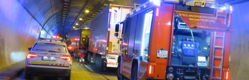 Reisebus mit 24 Insassen an Verkehrsunfall im Helbersbergtunnel beteiligt